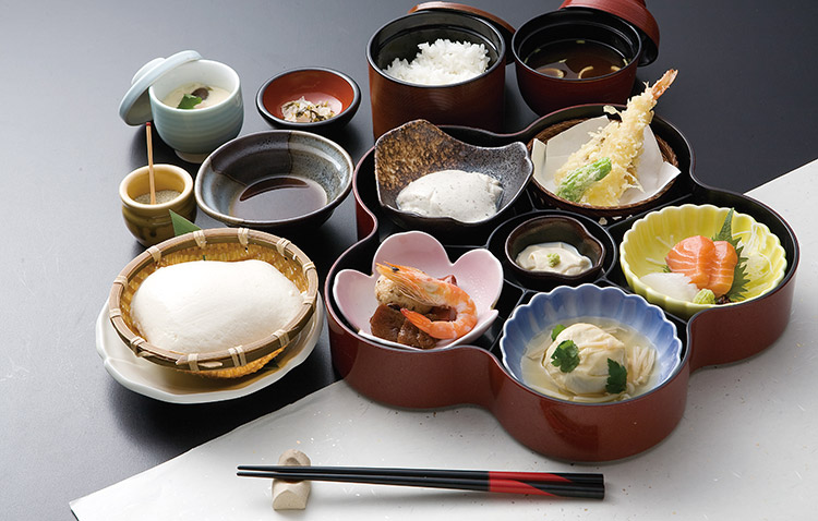 京都 伏見で団体ツアー修学旅行の昼食 ランチ 夕食 ディナーに和食のコース